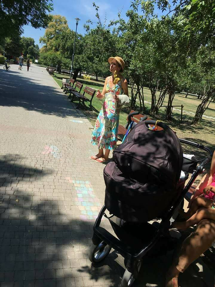 Майки пропищяха от ужас! Жена обикаля парковете В София и опитва да отвлича бебетата (СНИМКИ)