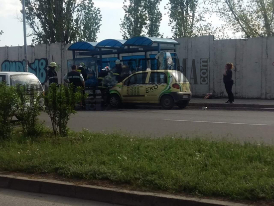 Зрелищен инцидент в Благоевград, таксиджия панически заряза колата си заради... (СНИМКИ)