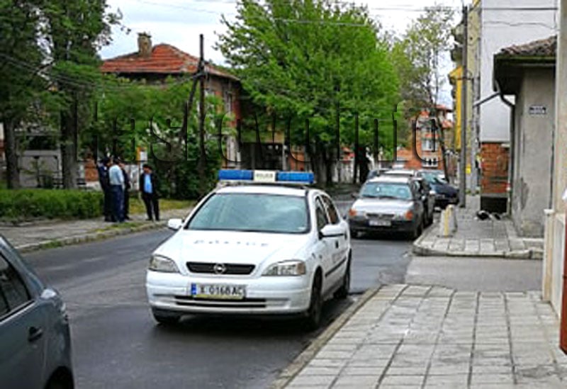 Зрелищна акция в Хасково! Полицаи преследват агресивно куче по улиците на “Бадема” (СНИМКИ)