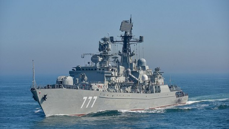 Руски боен кораб вдигна на крак британския флот, приближавайки се опасно близо до Острова 