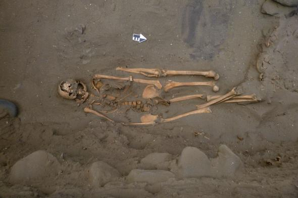 Зловеща мистика от древността: В Перу откриха скелети на хора с много ръце и крака (СНИМКИ)