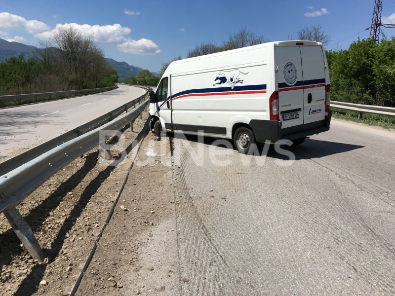 Бус на куриерска фирма се удари на Е-79 между Враца и Мездра (СНИМКИ)