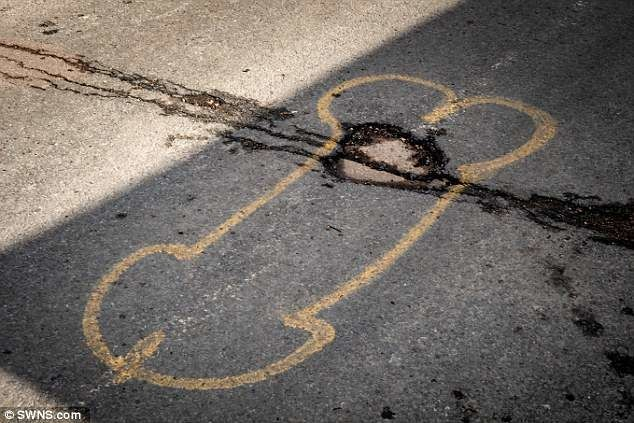 Британец се бори с дупките по улиците по палав и оригинален начин (СНИМКИ 18+)