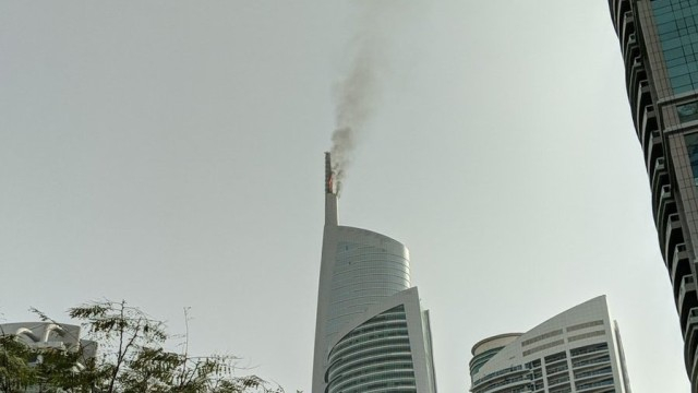 Огнен ад! Небостъргач в Дубай гори! (ВИДЕО)