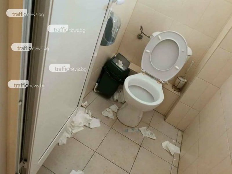 Срам! Вижте как изглеждат тоалетните в пловдивски Дом на културата преди хитов спектакъл (СНИМКИ)