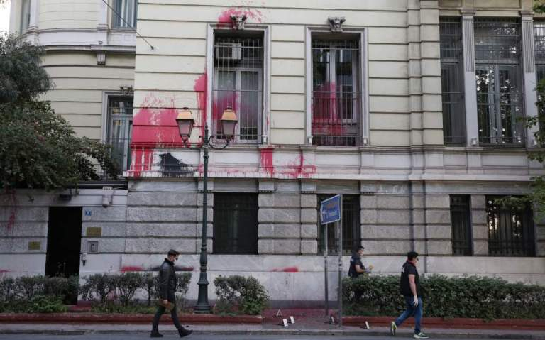 Противници на ударите в Сирия заляха с боя посолството на Франция в Атина (СНИМКА)