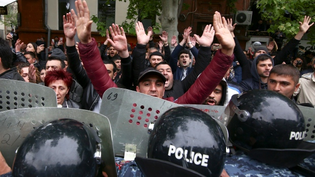 В Армения протестите продължават и след арестуването на лидера им