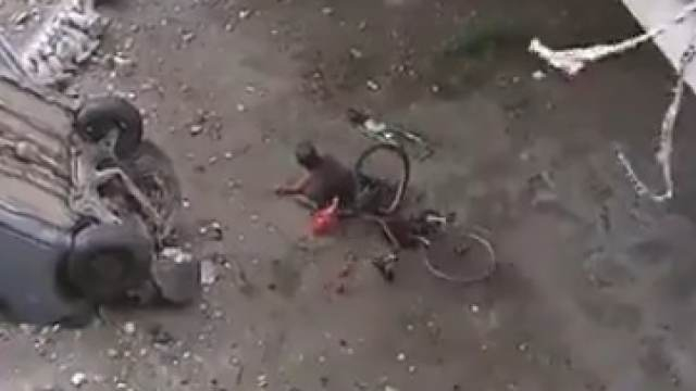 Велосипедист падна от мост, опитвайки се да види последствията от ужасна катастрофа (ВИДЕО)
