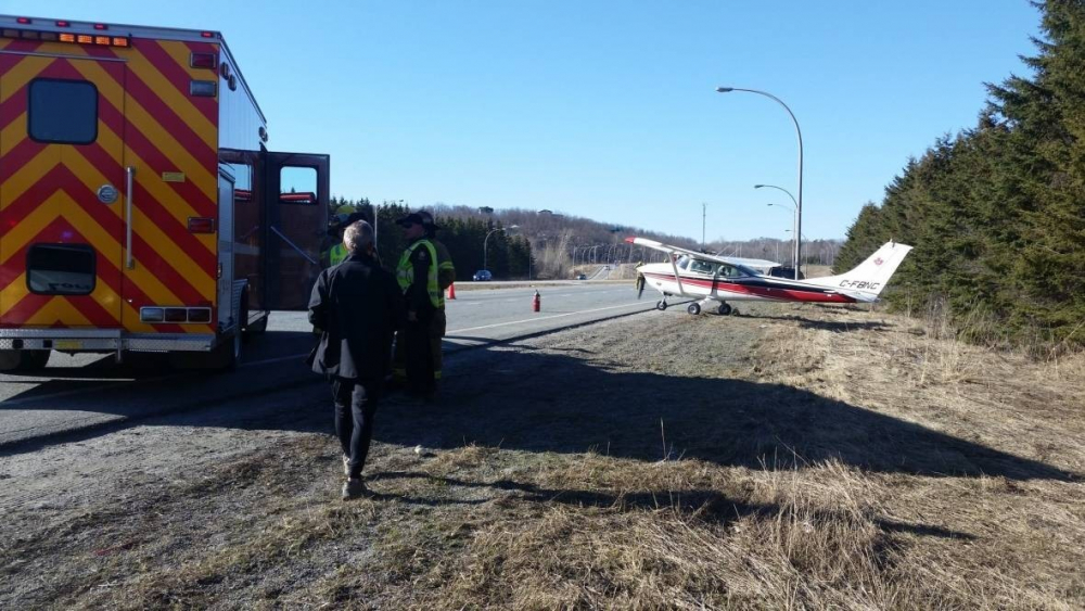 Малък самолет извърши аварийно кацане на шосе в Канада (СНИМКА)