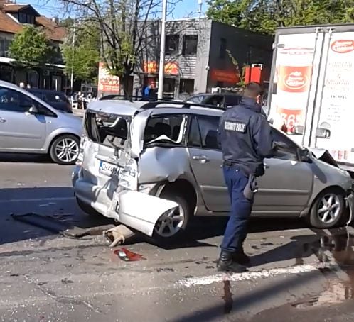 Първи СНИМКИ и ВИДЕО от тежка верижна катастрофа с 2 автобуса и 5 коли на възлово кръстовище в София 