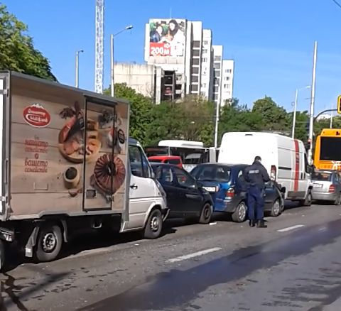 Първи СНИМКИ и ВИДЕО от тежка верижна катастрофа с 2 автобуса и 5 коли на възлово кръстовище в София 