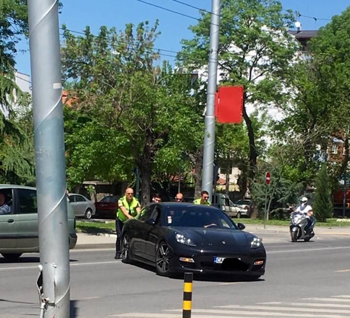 Яка мацка с "Порше" събра погледите в Пловдив! Колата й се прецака, но... (СНИМКИ)