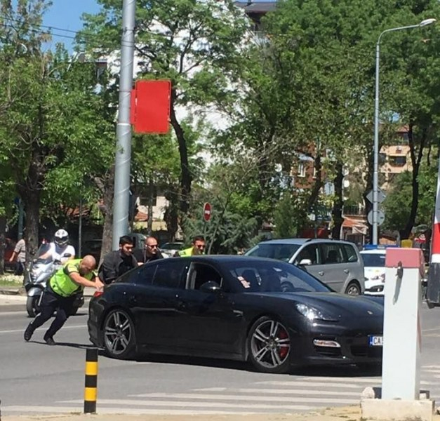 Яка мацка с "Порше" събра погледите в Пловдив! Колата й се прецака, но... (СНИМКИ)