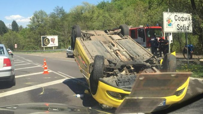 Зрелищна катастрофа на входа на София, таксиджия обърна колата си по капак (СНИМКИ/ВИДЕО)