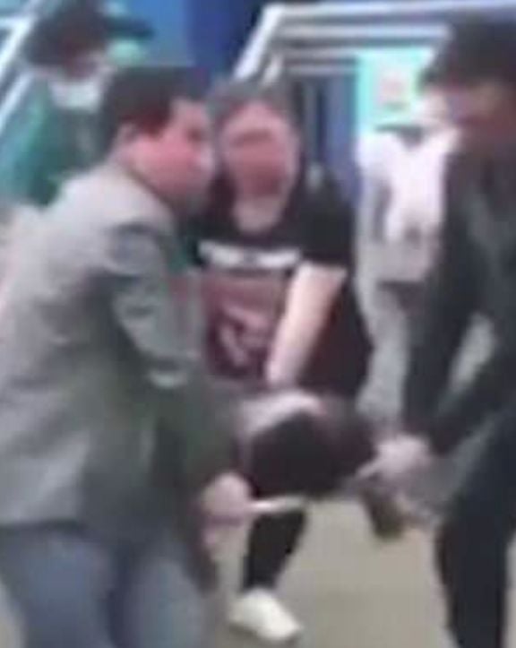 Ужасяващ инцидент на панаир в Китай! Младеж излетя от люлка пред очите на десетки очевидци (СНИМКИ/ВИДЕО 18+)