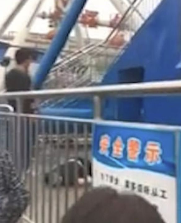 Ужасяващ инцидент на панаир в Китай! Младеж излетя от люлка пред очите на десетки очевидци (СНИМКИ/ВИДЕО 18+)