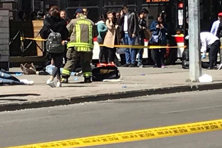 Извънредно! Ван се вряза в група пешеходци в Торонто, има много ранени (СНИМКИ/ВИДЕО)