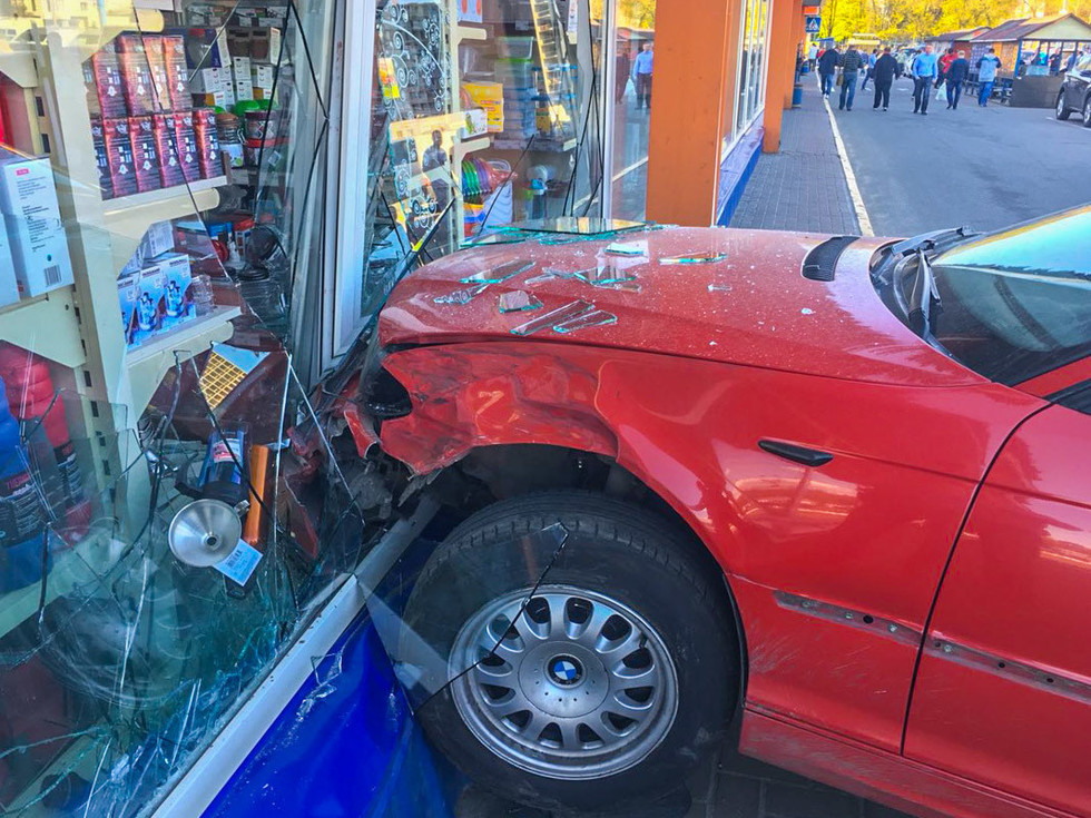 Шофьорка с BMW обърка педалите, удари две коли и влетя в магазин (СНИМКИ/ВИДЕО)