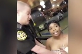 Гърдите на чернокожа американка изскочиха напълно по време на арест (ВИДЕО 18+)