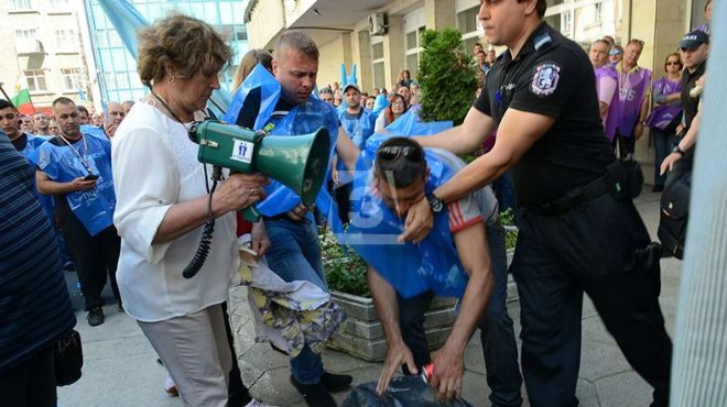 Чувал с въглища предизвика страховит екшън на протеста на миньорите в София (СНИМКИ)