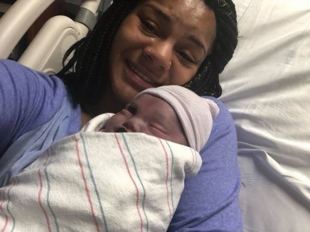 17-годишна американка роди мъртво дете и си направи усмихната фотосесия с него (СНИМКИ)