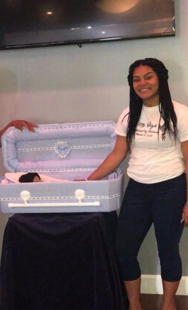 17-годишна американка роди мъртво дете и си направи усмихната фотосесия с него (СНИМКИ)