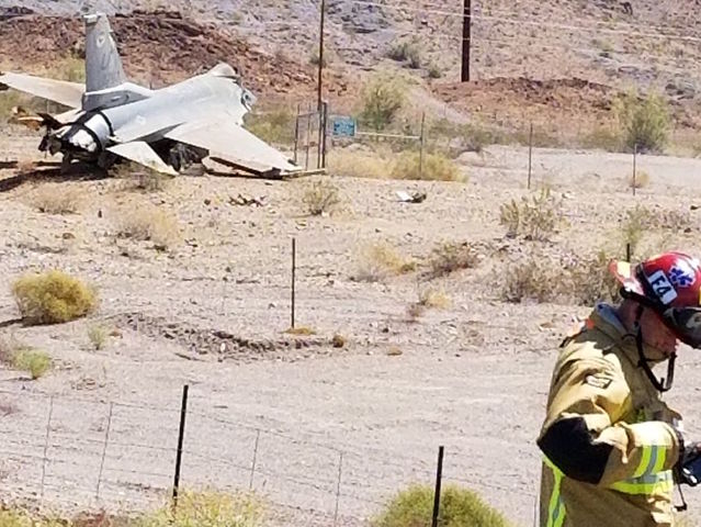 Военен самолет се разби в САЩ (СНИМКИ)