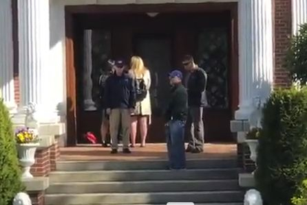 Зрелищно ВИДЕО: Американски спецчасти разбиха вратата на резиденцията на руския консул в Сиатъл 