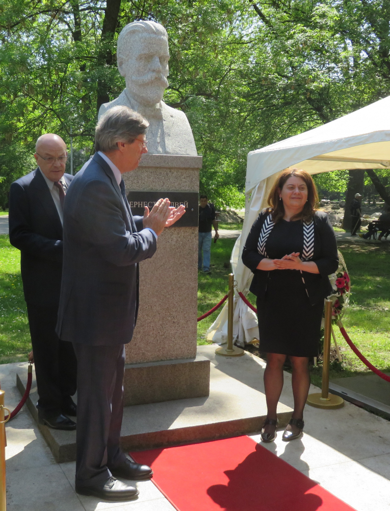 Паметник на индустриалеца Ернест Солвей беше открит в софийския парк „Св. Троица“