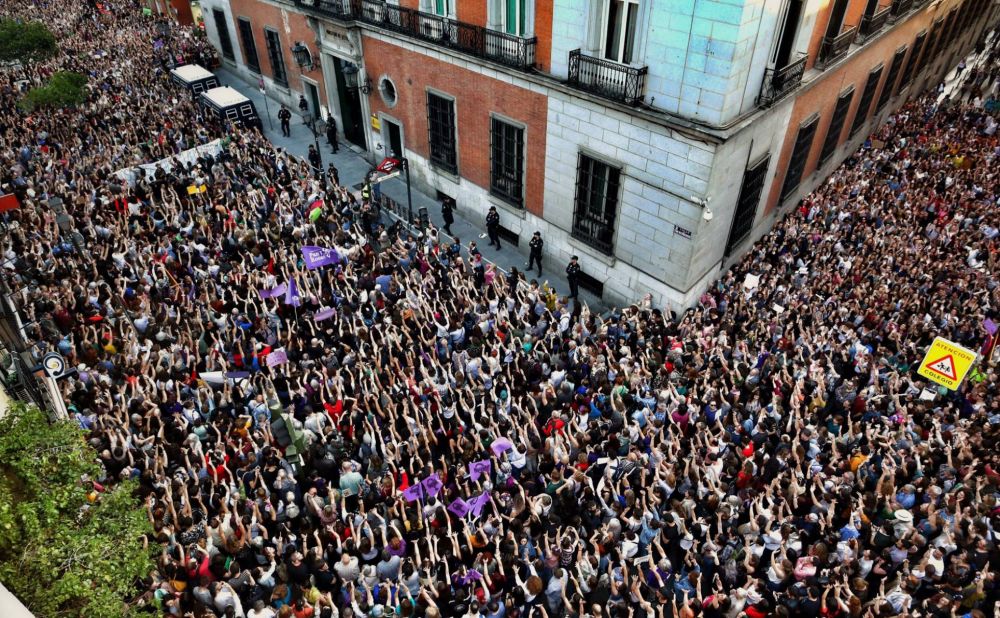 Петима от "Глутницата" изнасилиха жена на корида, съд им даде нежни присъди, Испания протестира (СНИМКИ)