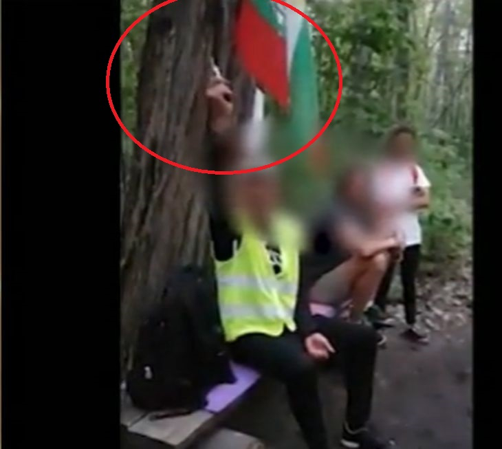 В Борисовата градина въоръжен тренира за война, кървави кръстове, обърнати знамена и икони по дървета! (СНИМКИ)