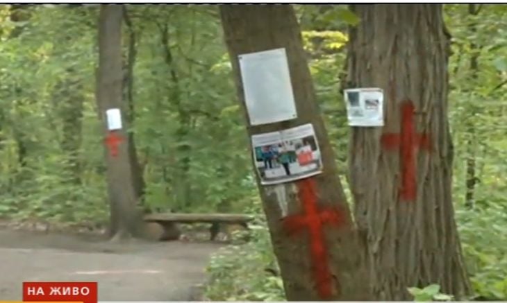 В Борисовата градина въоръжен тренира за война, кървави кръстове, обърнати знамена и икони по дървета! (СНИМКИ)