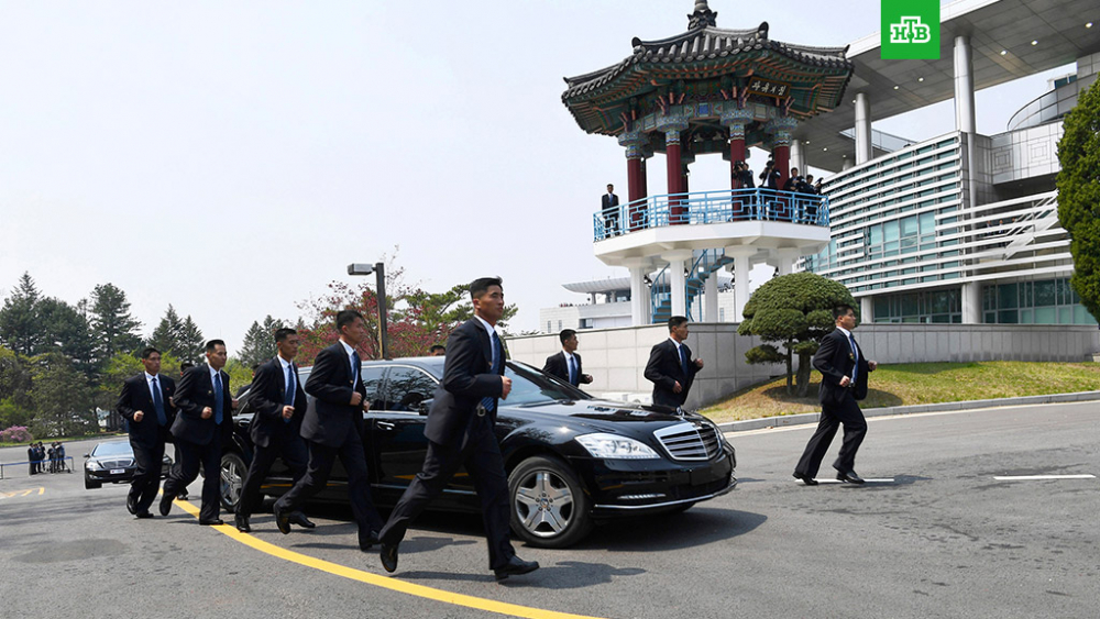 Бодигардовете на Ким Чен Ун показаха как се прави! Вижте как охраняват лидера на Северна Корея (ЗРЕЛИЩНО ВИДЕО)