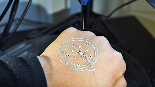 Печатат 3D електроника върху човешката кожа (ВИДЕО)
