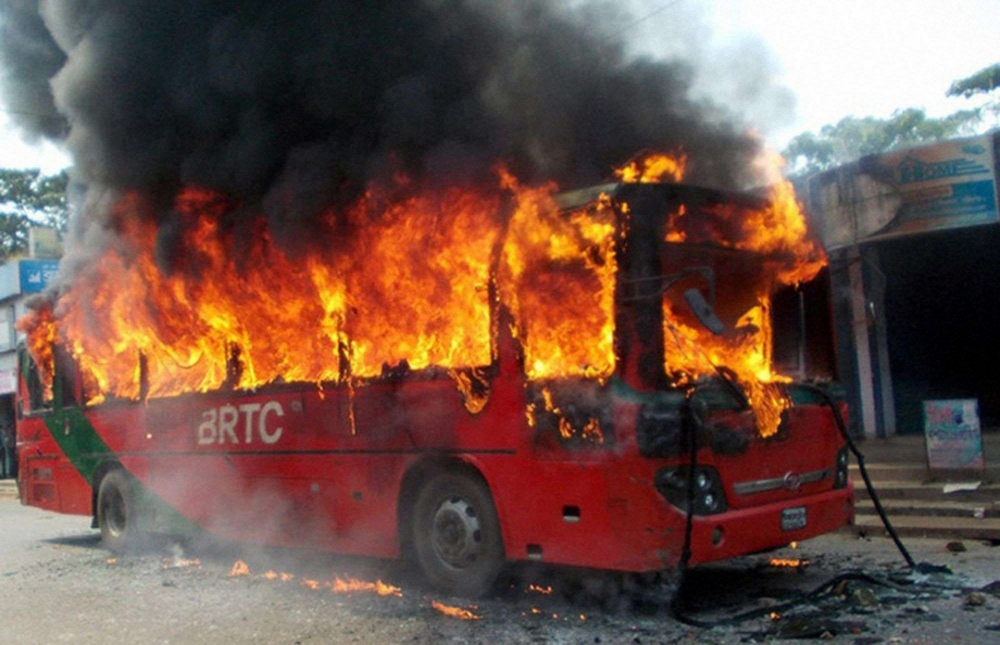 Първо в БЛИЦ! Шофьор спаси от огнен ад 20 пътници в горящ автобус 