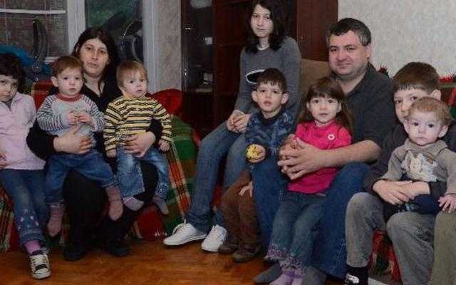 Родителите на 11 деца: Грешката ни е, че създадохме семейство в България!