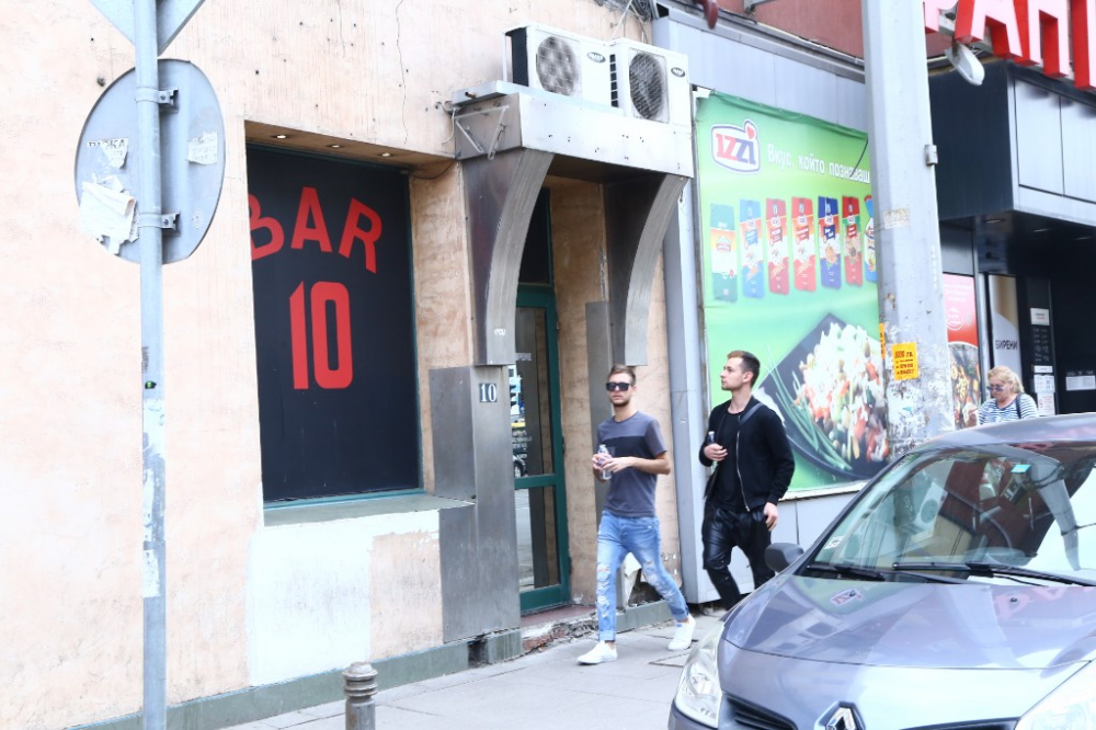 Фоторепортаж в БЛИЦ! Това е култовият бар "10" в София, в който кметът на Тъжа въртял бардак за проститутки