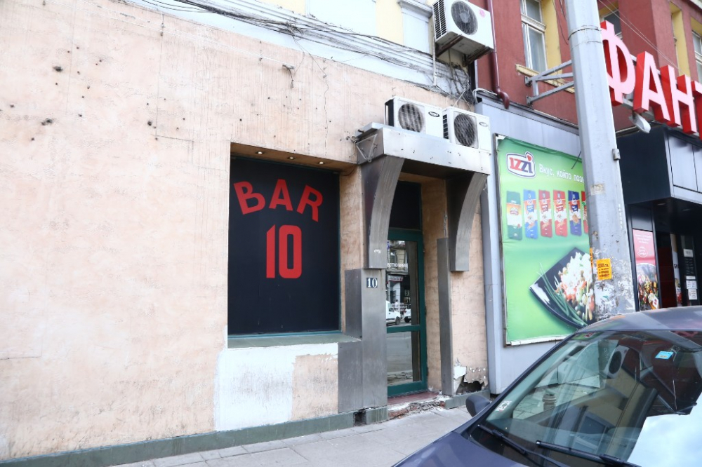 Фоторепортаж в БЛИЦ! Това е култовият бар "10" в София, в който кметът на Тъжа въртял бардак за проститутки