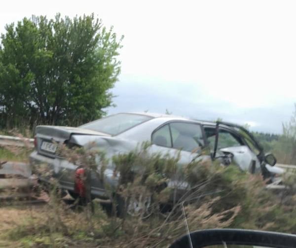 Ямболски шофьор се зазяпа в катастрофа и направи голяма беля на пътя (СНИМКИ)