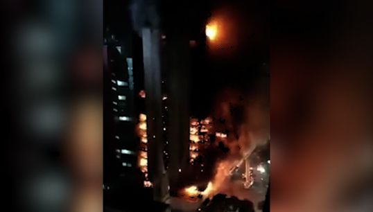 Горящ небостъргач рухна в центъра на Сао Пауло, заклещени в капана хора крещят за помощ (СНИМКИ/ВИДЕО)