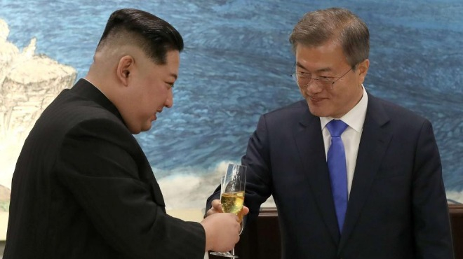 Какво Ким Чен ун (не) направи пред президента на Южна Корея: Мушна на екс няколко чаши ликьор, но за това пък не...