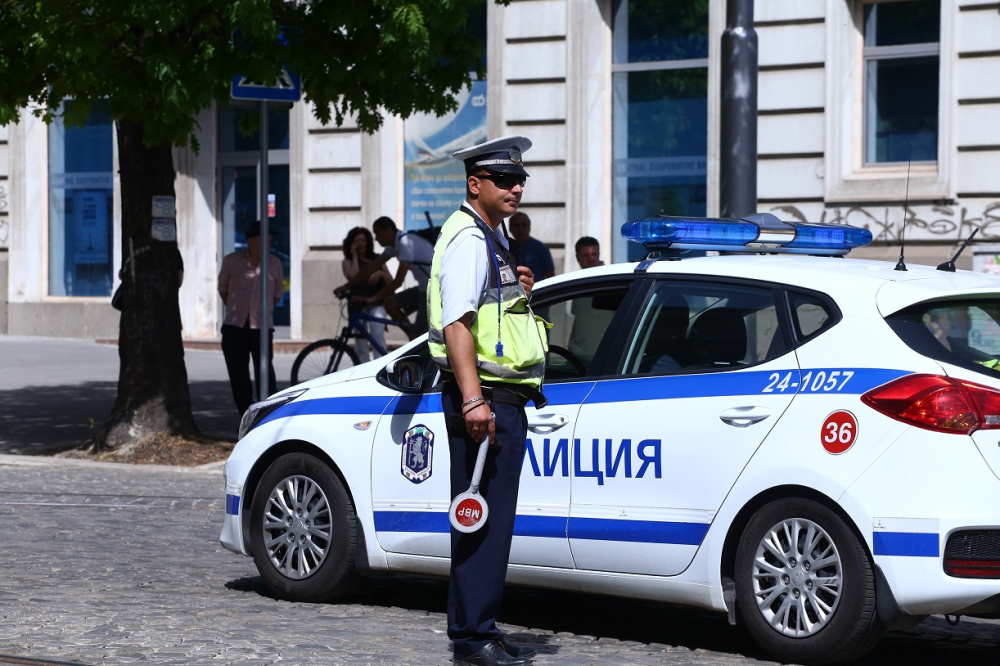 Шок в Дупница: Полицаи не вярват на очите си каква твар се шмугна в патрулката им (СНИМКИ)
