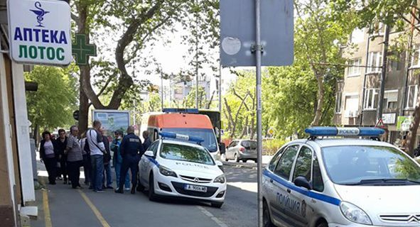 Полиция обсади сграда в Бургас - откриха труп (СНИМКИ)