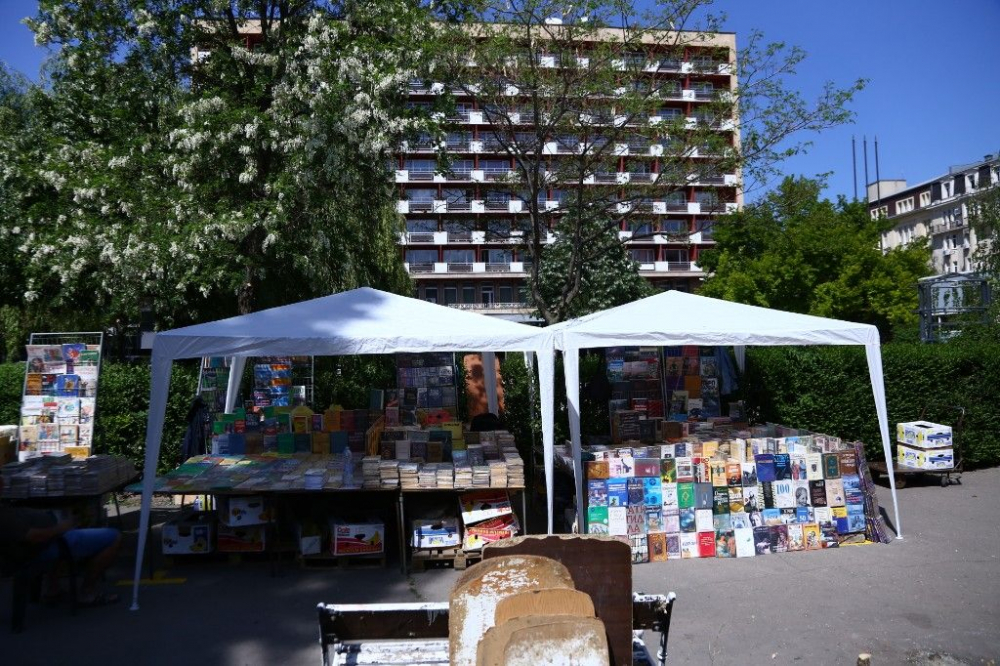 Фоторепортаж в БЛИЦ: Столичният пл. "Славейков" опустя! От книжния пазар останаха само... ламарини (СНИМКИ)