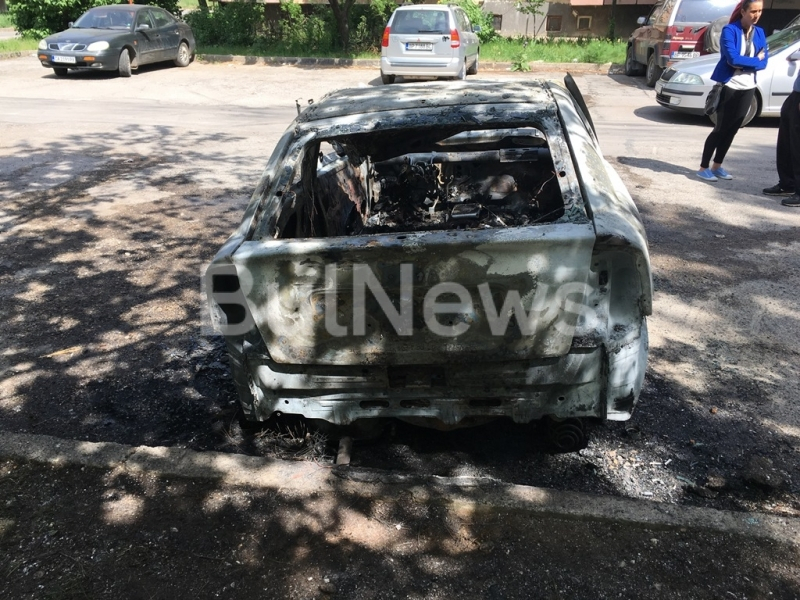 "Опел" изгоря мистериозно на паркинг във Враца (СНИМКИ)