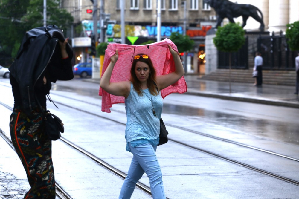 Синоптикът Евгения Егова с мрачни новини: Дъждове и бури и отново следобед, този път връхлитат...