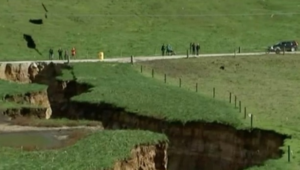 Апокалипсисът е близо? В България зейват дупки от по 150 метра, Африка се разцепва на две, а в Нова Зеландия... (СНИМКИ/ВИДЕО)