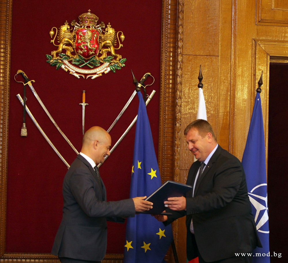 Каракачанов подписа договор за поддръжка на транспортните самолети "Спартан" (СНИМКА)