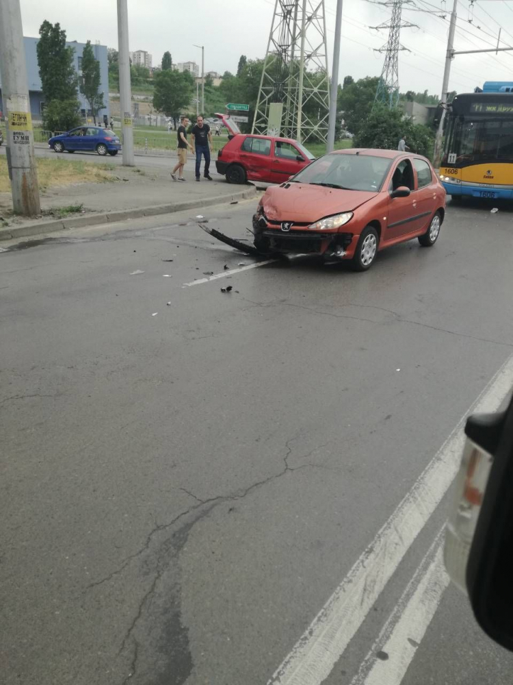 Сигнал до БЛИЦ: Страшен инцидент на пътя за летището в София (СНИМКИ)