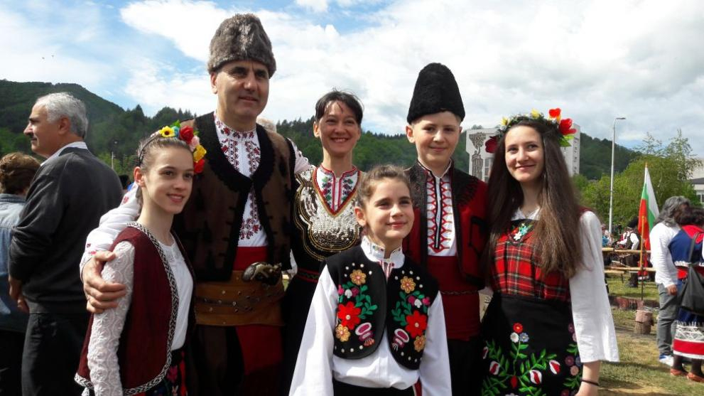Цветан Цветанов се премени в традиционна носия, препаса пищов и ... (СНИМКИ)
